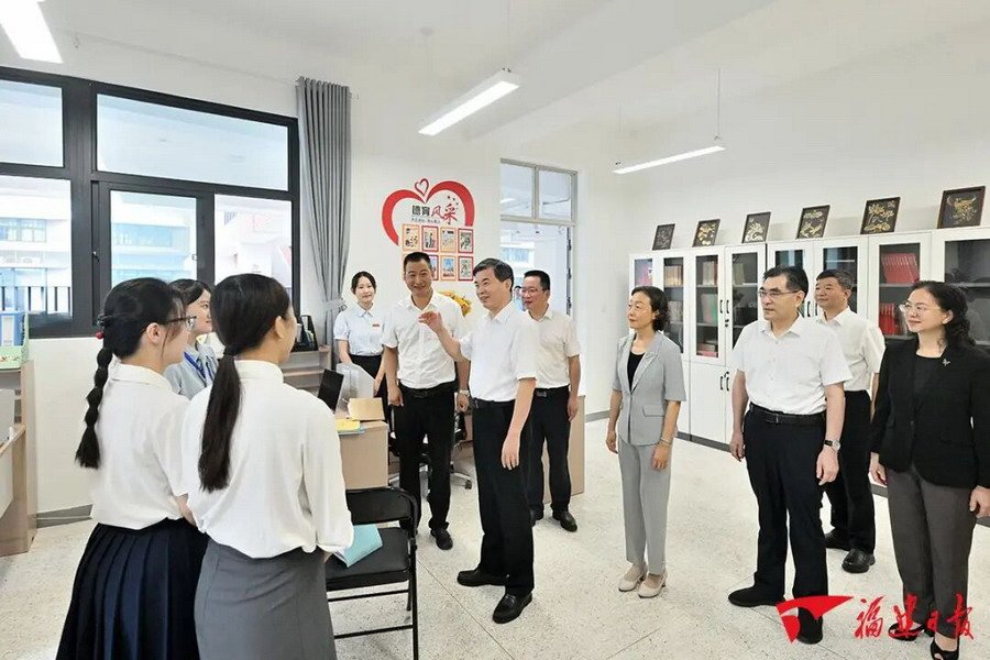 周祖翼在福州调研并看望慰问教师强调