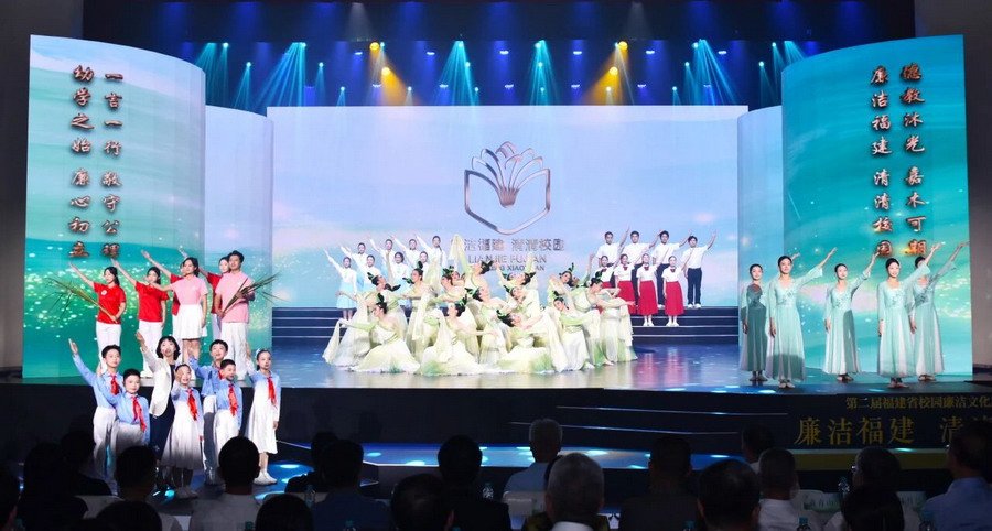 诗舞《清清校园》拉开了音乐诗会的序幕